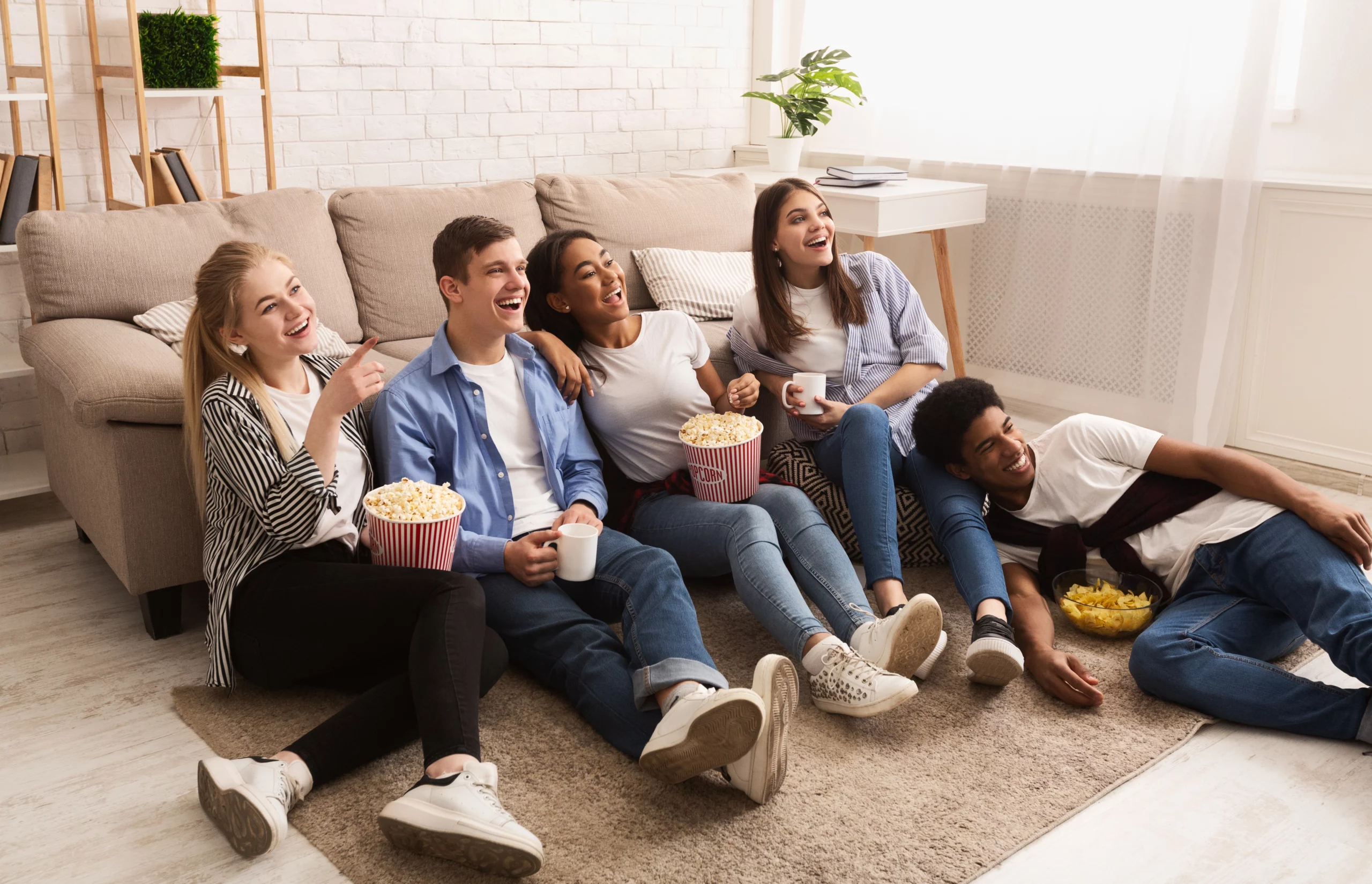 Amigos assistindo filme 