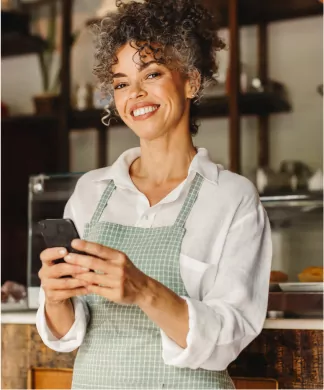 Mulher sorrindo usando o celular
