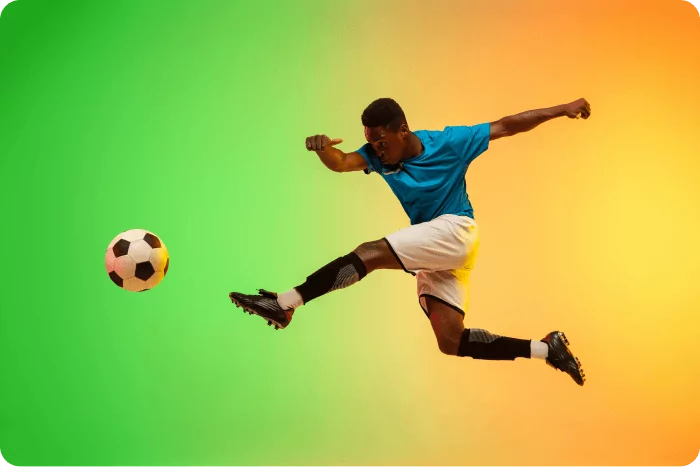 Jogador chutando bola de futebol