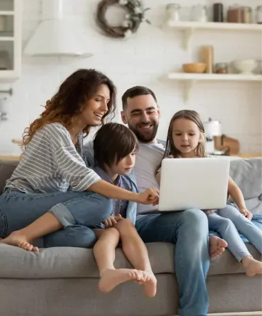 familia-em-um-sofa-mexendo-no-notebook.jpeg familia-em-um-sofa-mexendo-no-notebook.jpeg